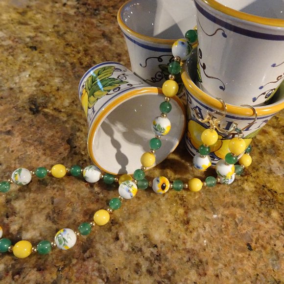 Handmade necklace/earring set in festive design with bold colors - Picture 5 of 8